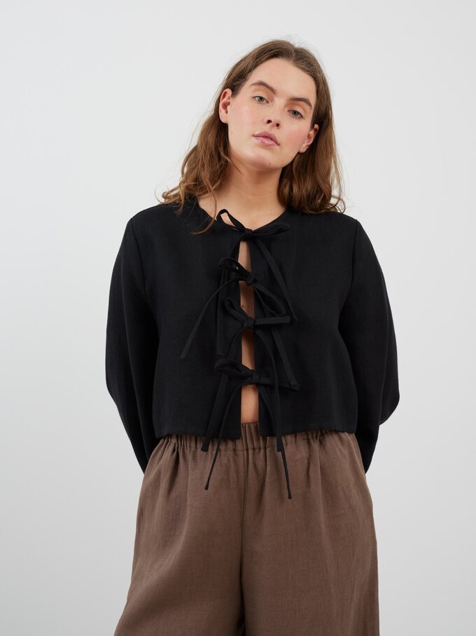 Bild 3 von KOA Leinentop mit Knotenverschluss in Heavy Black von ALBERALKIRK