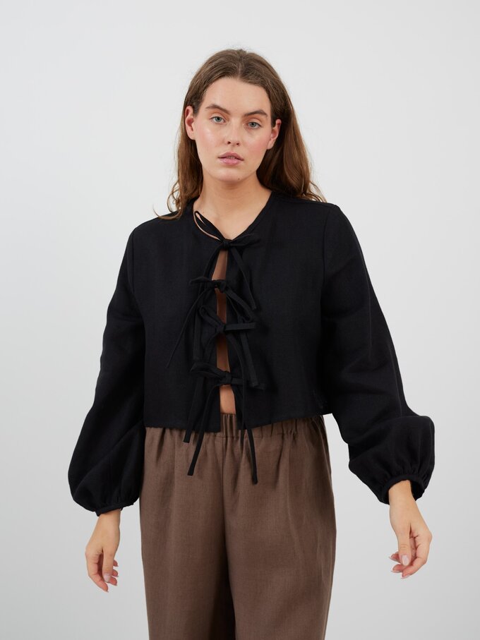 Bild 4 von KOA Leinentop mit Knotenverschluss in Heavy Black von ALBERALKIRK