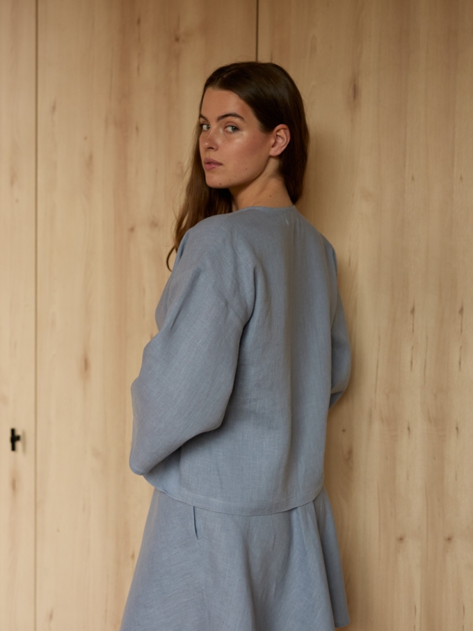 Image 3 of SOFIA linen kimono wrap top in Vista Blue, featuring a side tie closure and wide 3/4 sleeves, from ALBERALKIRK.