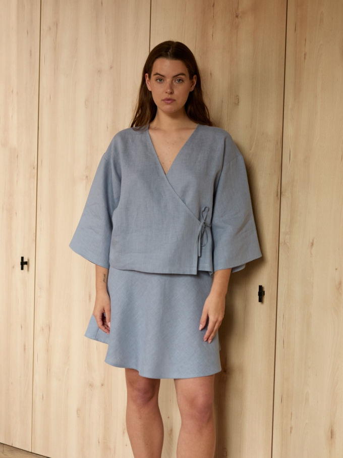 Image 4 of SOFIA linen kimono wrap top in Vista Blue, featuring a side tie closure and wide 3/4 sleeves, from ALBERALKIRK.