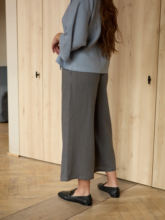 Image 4 of RILEY cropped wide-leg linen pants in Light Grey, featuring an elastic waistband, from ALBERALKIRK.