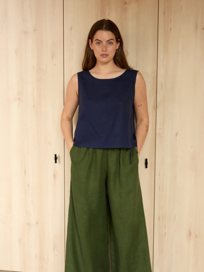Image 5 of PEARL high-waisted wide-leg linen pants in Navy Blue, featuring an elastic waistband, from ALBERALKIRK.