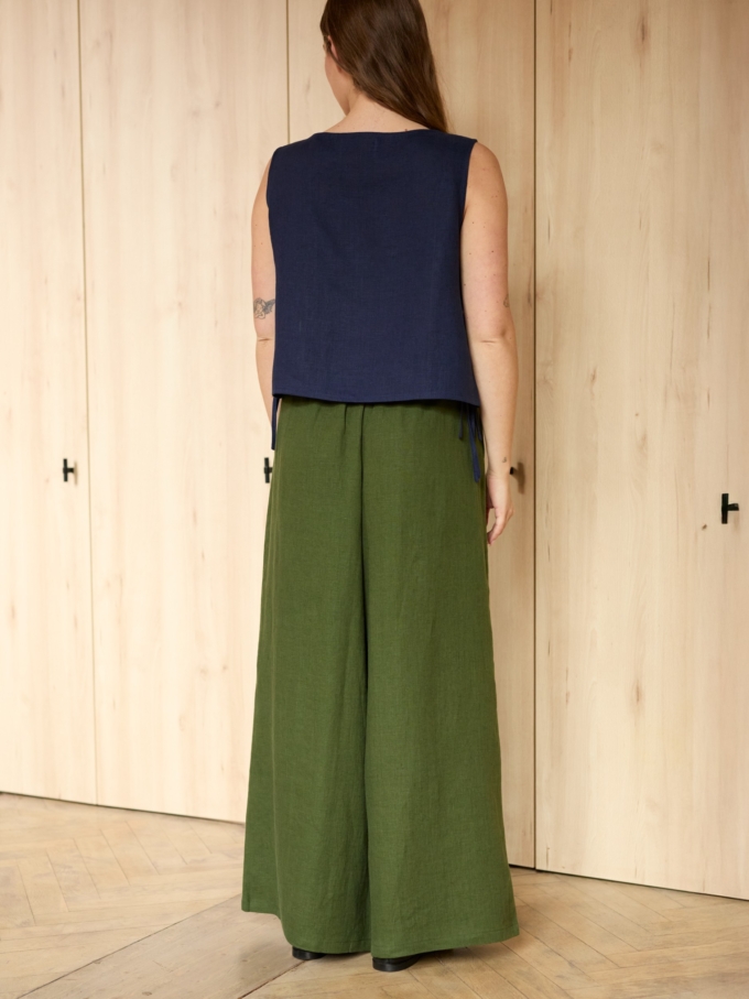 Image 6 of PEARL high-waisted wide-leg linen pants in Navy Blue, featuring an elastic waistband, from ALBERALKIRK.