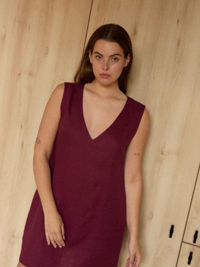 Image 3 of PAULA sleeveless linen shift dress in Eggplant, featuring a V-neck and side pockets, from ALBERALKIRK.
