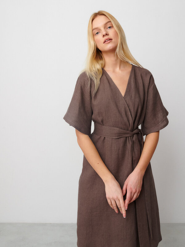 Bild 1 von MARY Leinen Wickelkleid in Cocoa, you can also choose other colors above von Love and Confuse