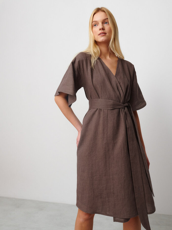 Bild 3 von MARY Leinen Wickelkleid in Cocoa, you can also choose other colors above von ALBERALKIRK