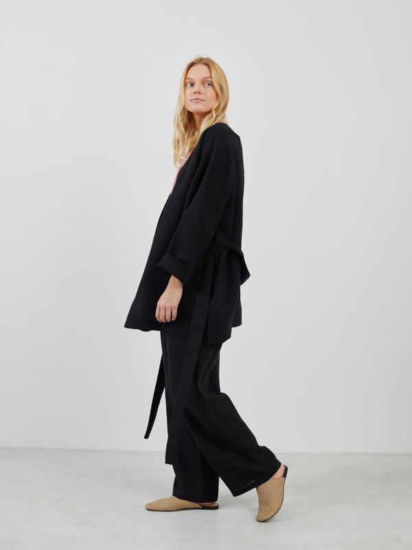Bild 1 von MAVIS Offene Leinenjacke in Heavy Black von ALBERALKIRK