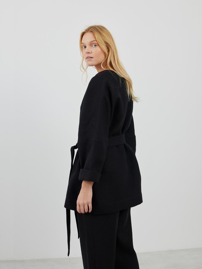 Bild 4 von MAVIS Offene Leinenjacke in Heavy Black von ALBERALKIRK