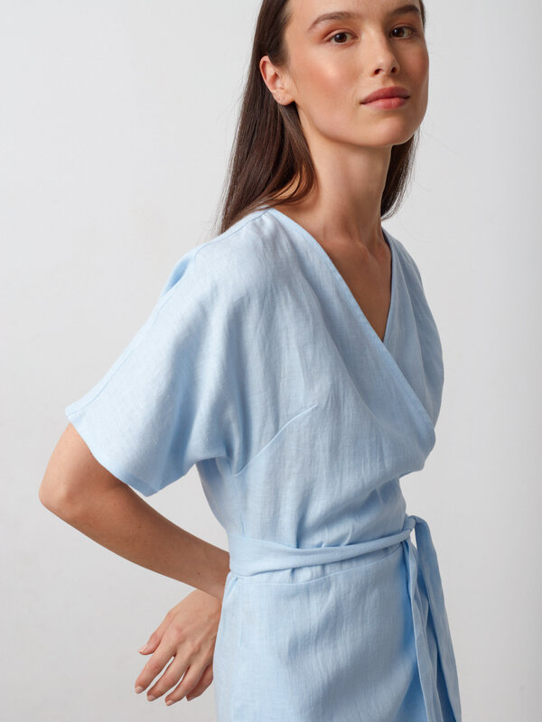 Bild 1 von SUMMER Leinen Wickelkleid in Baby Blue, you can also choose other colors above von ALBERALKIRK