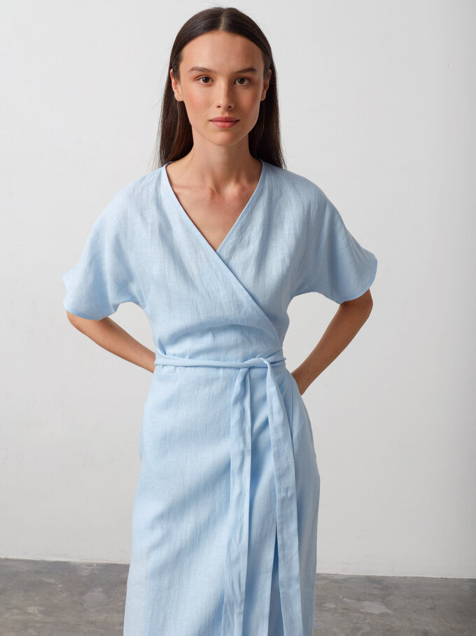 Bild 3 von SUMMER Leinen Wickelkleid in Baby Blue, you can also choose other colors above von ALBERALKIRK