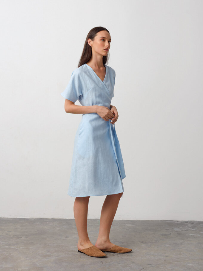 Bild 4 von SUMMER Leinen Wickelkleid in Baby Blue, you can also choose other colors above von ALBERALKIRK