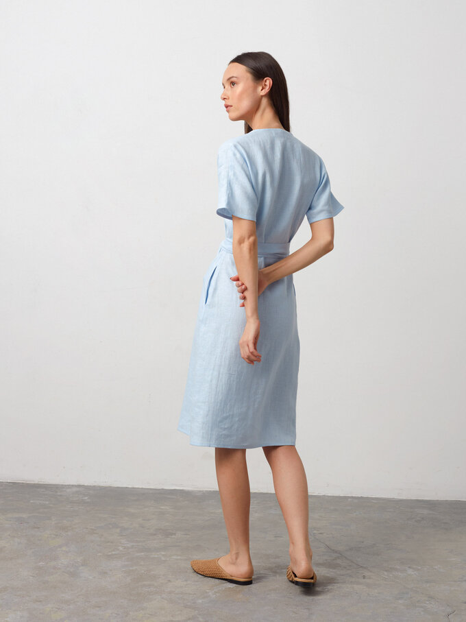 Bild 5 von SUMMER Leinen Wickelkleid in Baby Blue, you can also choose other colors above von ALBERALKIRK