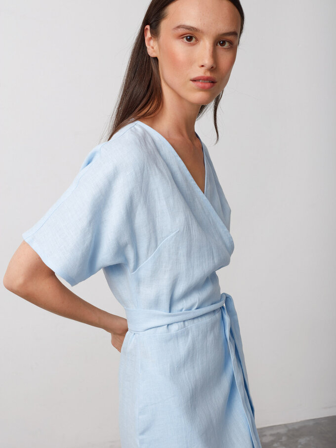 Bild 6 von SUMMER Leinen Wickelkleid in Baby Blue, you can also choose other colors above von ALBERALKIRK